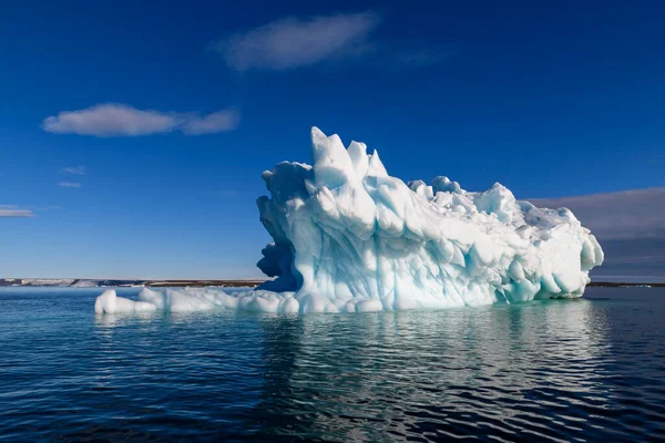 Prachtige Ijsberg Arctische Zee Zonnige Dag Groot Stuk Ijs Zee — Stockfoto