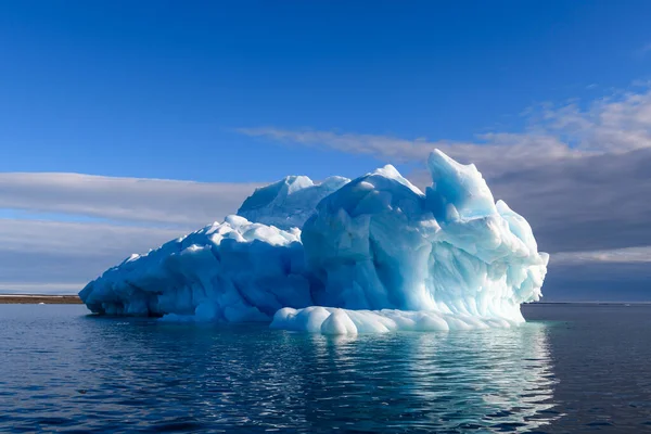 Vackert Isberg Arktiska Havet Solig Dag Stor Bit Havet Nära — Stockfoto