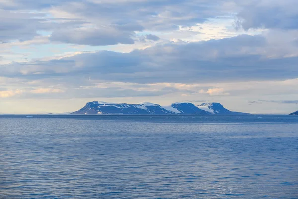 夏天的北极景观 弗朗茨 乔泽夫群岛古凯拉岛的弗洛拉 海角鲁比尼岩石 — 图库照片