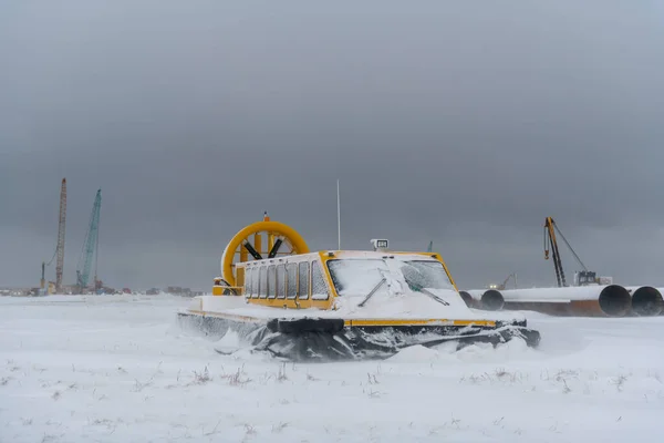 Poduszkowiec Zimowej Tundrze Poduszka Powietrzna Plaży Żółty Poduszkowiec Pod Śniegiem — Zdjęcie stockowe