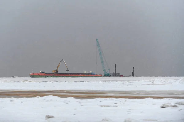 Barcaza Con Grúa Dredger Trabajando Mar Fuerte Niebla Mar Ártico — Foto de Stock