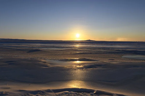 Paisaje Ártico Invierno Pequeño Río Con Hielo Tundra Puesta Sol — Foto de Stock