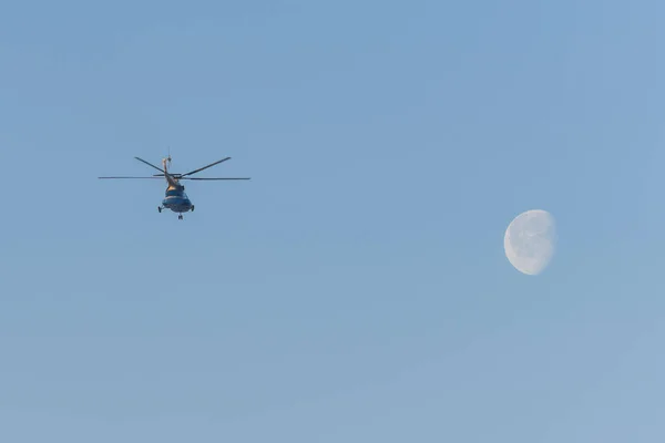 Mavi Gökyüzünde Ile Uçan Helikopter — Stok fotoğraf