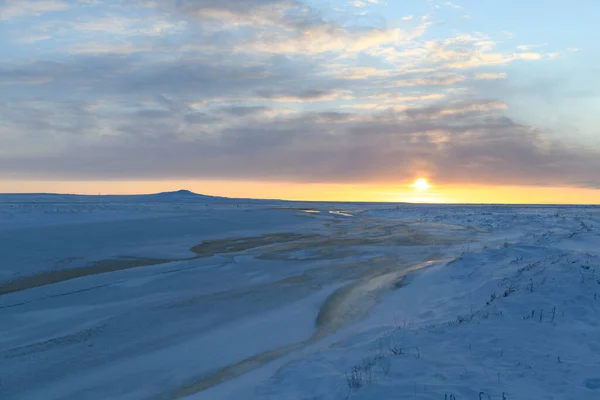 Арктичні Ландшафти Взимку Маленька Річка Льодом Тундрі Захід Сонця — стокове фото