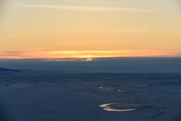 Arctisch Landschap Winter Kleine Rivier Met Ijs Toendra Zonsondergang — Stockfoto