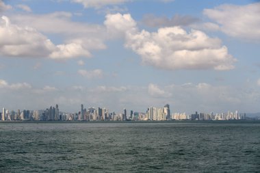 Şehir manzarası bulutlu gökyüzünün arka planına karşı