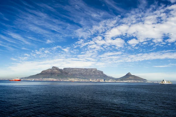 Denizden Capetown görünümünde Masa Dağı