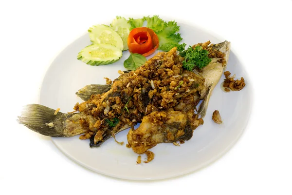 Kızarmış Tay Balık plaka üzerinde.