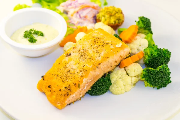 Sebzeli biftek kızarmış som balığı