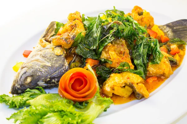 Izgara balık ve sebze Tay sos ile