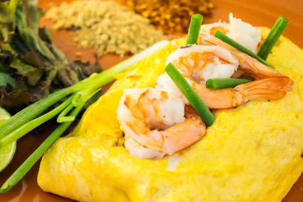 Omlet karides ve sebze ile.