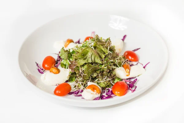 Mozzarella peyniri, ceviz ve sebze salatası