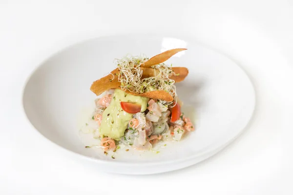 Ceviche. Somon ve sebze salatası