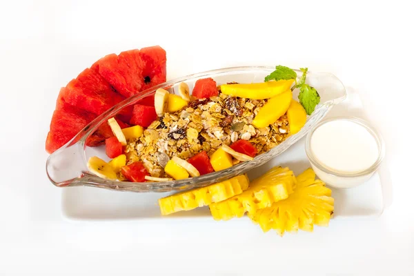 Müsli ve taze meyveli kahvaltı.