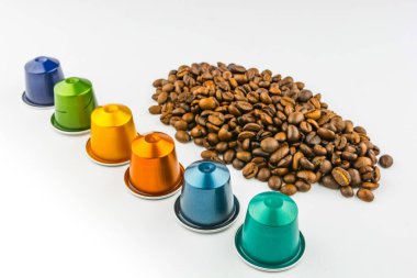 Ev yapımı kahve kapsülü makinelerinin soyut ve kavramsal hali. Beyaz arka planda izole edilmiş espresso kahve kapsülleri koleksiyonu, detaylarla yakın plan görüntüsü,