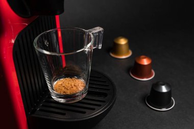 Ev yapımı kahve espresso makinesinin soyut ve kavramsal hali. Siyah arka planda izole edilmiş. Bir fincan kahve ve köpüklü kahve makinesi. Kopyalama alanı olan grafiksel kaynaklar.