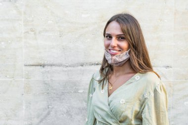 Gela, İtalya 11 / 03 / 2019 soyut ve ev yapımı kahve espresso makinesi kavramı. Beyaz arka planda izole edilmiş. Kahve ve köpüklü kahve makinesi..