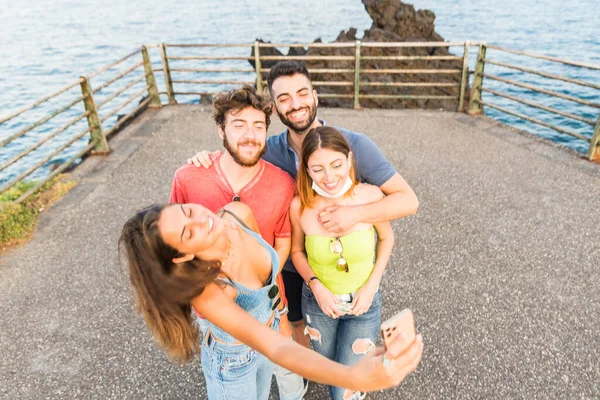 Millenial Friends Taking Selfie Best Friends Taking Selfie Outdoor Happy — Foto Stock