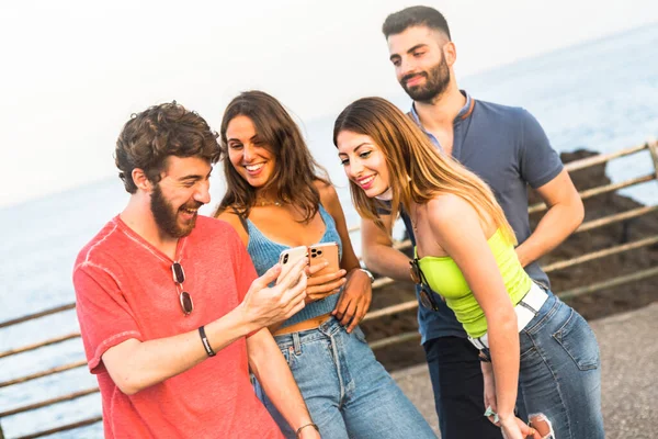 Młodzi Ludzie Korzystający Smartfona Grupie Przyjaciół Smartfonem Osoba Społeczna Czacie — Zdjęcie stockowe