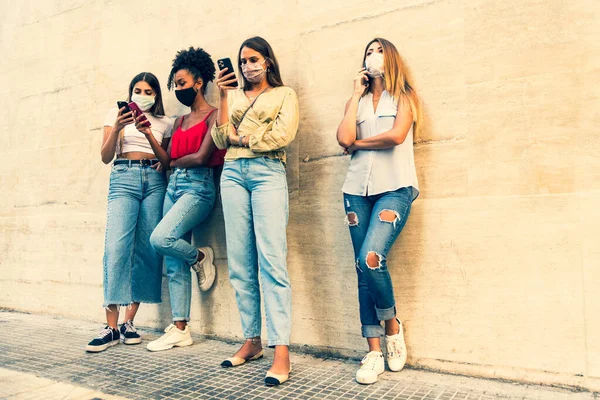 Groep Alleen Jonge Vrouwen Multiraciale Met Gezichtsmasker Met Smartphone Groep — Stockfoto