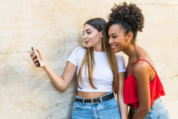 Dwie Międzyrasowe Kobiety Robiące Selfie Ulicy Wielorasowe Dziewczyny Zabawy — Zdjęcie stockowe