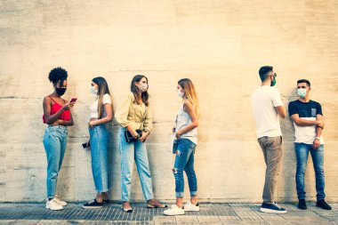 Corona virüsünün yayılmasını önlemek için maske takan arkadaşlar - Coronavirus salgını sırasında genç insanların portresi - Sağlık hizmetleri insanları ve gençlerin çok ırklı yaşam tarzı arkadaşlık kavramı