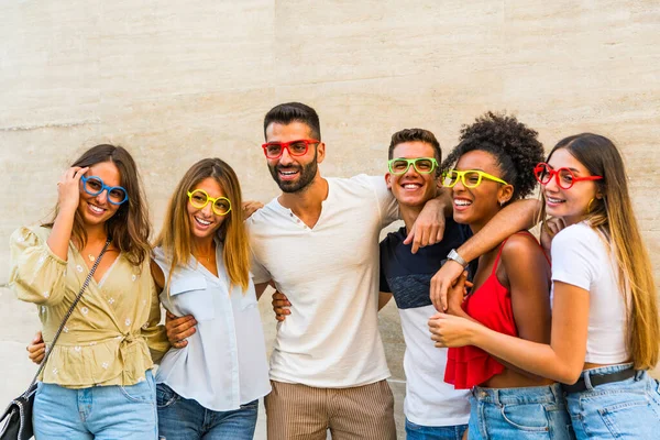 Gelukkige Jonge Mensen Met Nepbrillen Die Plezier Hebben Foto Carnaval — Stockfoto