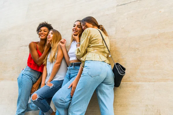 Szczęśliwe Tylko Młode Kobiety Uśmiechnięte Wielonarodowe Modna Grupa Młodych Kobiet — Zdjęcie stockowe