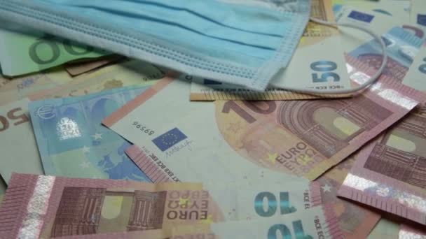 面罩在欧元之上 保护面具和金钱的多利运动药品价格上涨 药品成本上升 分散在桌子上的欧元钞票 — 图库视频影像