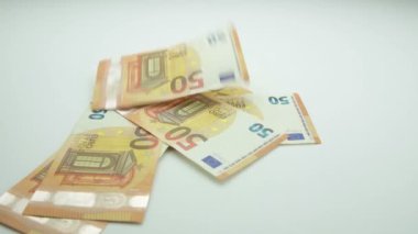 Makro bir sürü Avrupa faturası. Nakit para banknotları. Finans ve yatırım konsepti. Yakın plan çekim. 100 Euro 'luk döviz değişimi. Avrupa 'nın zengin iş ekonomisi. Kamera masanın üzerinde gezer..