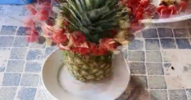 Meyve şiş içinde çeşitli meyve kolajı bileşimi, zaman aşımı.