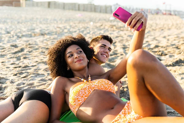 Pareja Feliz Multirracial Tomar Selfie Divertirse Con Playa Concepto Alegría —  Fotos de Stock