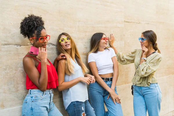 Szczęśliwe Młode Kobiety Trzymające Sztuczne Okulary Dobrze Się Bawią Fotografia — Zdjęcie stockowe