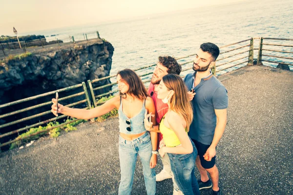 Millenial Friends Taking Selfie Best Friends Taking Selfie Outdoor Happy — Foto Stock