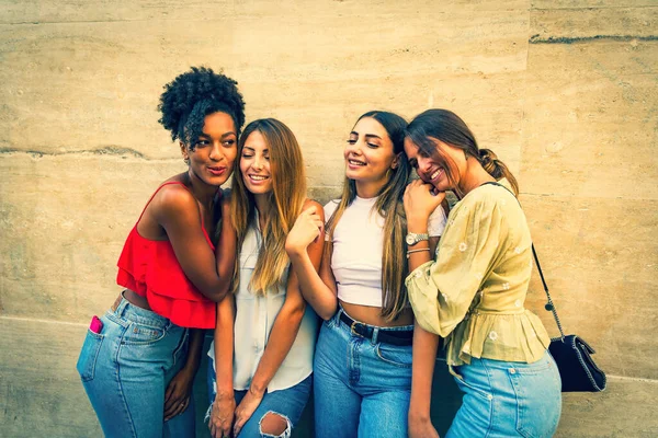 Szczęśliwe Tylko Młode Kobiety Uśmiechnięte Wielonarodowe Modna Grupa Młodych Kobiet — Zdjęcie stockowe