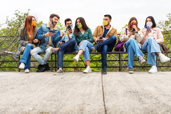 Kaukascy Przyjaciele Maskami Twarzy Pomocą Aplikacji Śledzącej Telefonów Komórkowych Młodzi — Zdjęcie stockowe