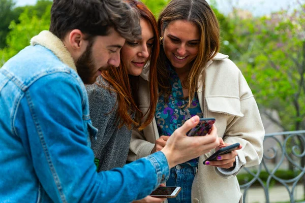 Giovani Che Utilizzano Smartphone Mano Gruppo Amico Con Smart Phone — Foto Stock