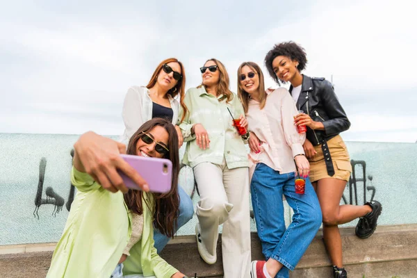 Vrolijke Groep Vrouwen Met Zonneglas Selfie Met Smartphone Zonnige Dag — Stockfoto