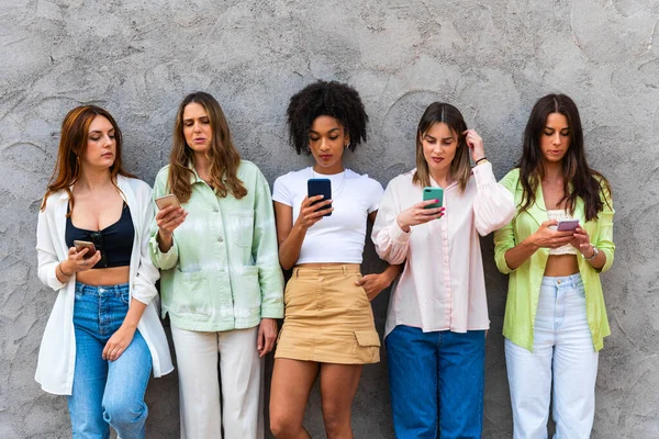Młodzi Ludzie Korzystający Smartfona Grupie Przyjaciół Smartfonem Osoba Społeczna Czacie — Zdjęcie stockowe