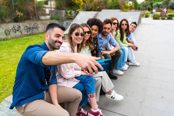 Selfie Młodych Uśmiechniętych Ludzi Bawiących Się Razem Happy Multiracial Friends — Zdjęcie stockowe