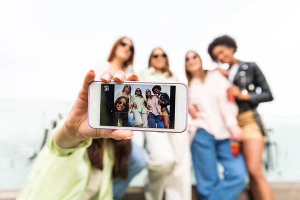 Szczęśliwa Grupa Kobiet Okularami Przeciwsłonecznymi Robiąca Selfie Smartfonem Słoneczny Dzień — Zdjęcie stockowe