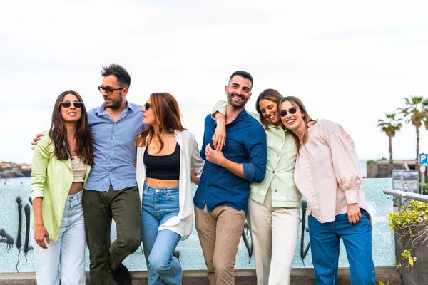 Giovani Passeggiano Abbracciati Nel Parco Cittadino Una Giornata Sole — Foto Stock