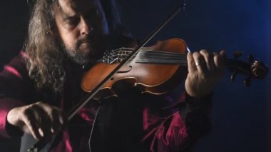 jazz oynarken kemancı