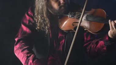 jazz oynarken kemancı