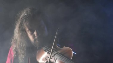 jazz oynarken kemancı