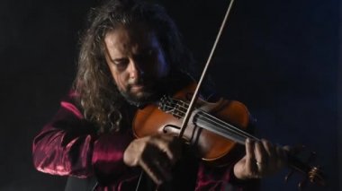 jazz oynarken kemancı