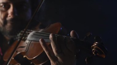 jazz oynarken kemancı