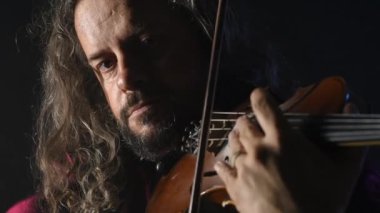 jazz oynarken kemancı