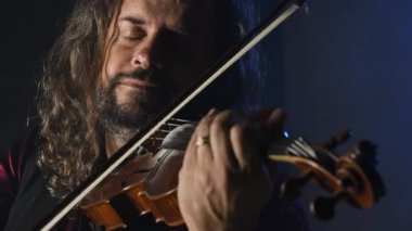 jazz oynarken kemancı