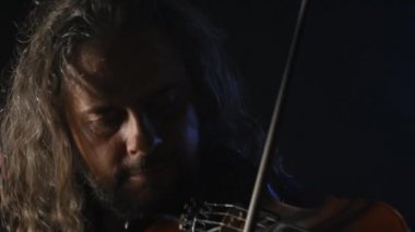 jazz oynarken kemancı